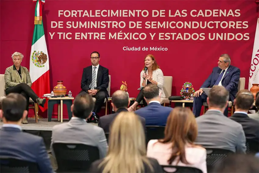 La exministra de Economía de México, Tatiana Clouthier, sosteniendo un micrófono en una reunión con la empresa estadounidense Intel en la Ciudad de México en 2022.