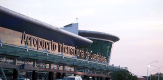 The entrance of Guadalajara International Airport (GDL), with cars pulling up to drop passengers off.