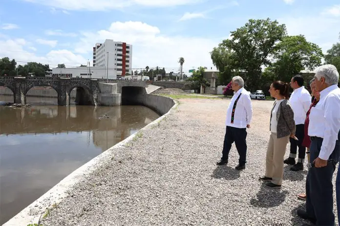 President López Obrador and President-elect Sheinbaum stand on the banks of the channelized Tula River, which plays a key role in the proposed water plan for Mexico.