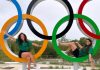 Mexican divers Alejandro Orozco and Gabriela Agúndez pose with the Olympic rings in Paris.