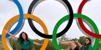 Mexican divers Alejandro Orozco and Gabriela Agúndez pose with the Olympic rings in Paris.