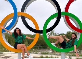 Mexican divers Alejandro Orozco and Gabriela Agúndez pose with the Olympic rings in Paris.