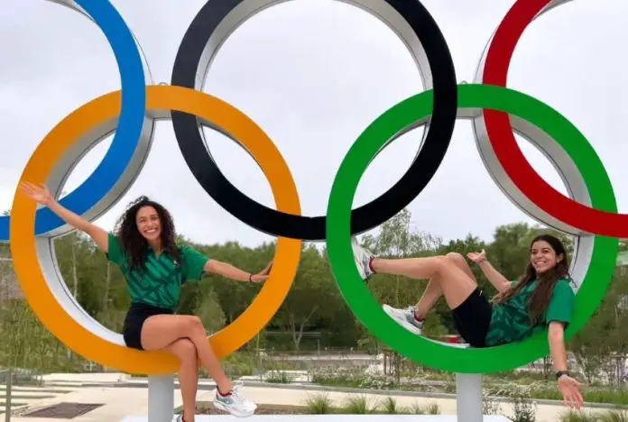 Mexican divers Alejandro Orozco and Gabriela Agúndez pose with the Olympic rings in Paris.