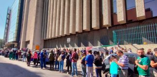 People waiting on line outside a SAT building, an example of Mexican bureaucracy