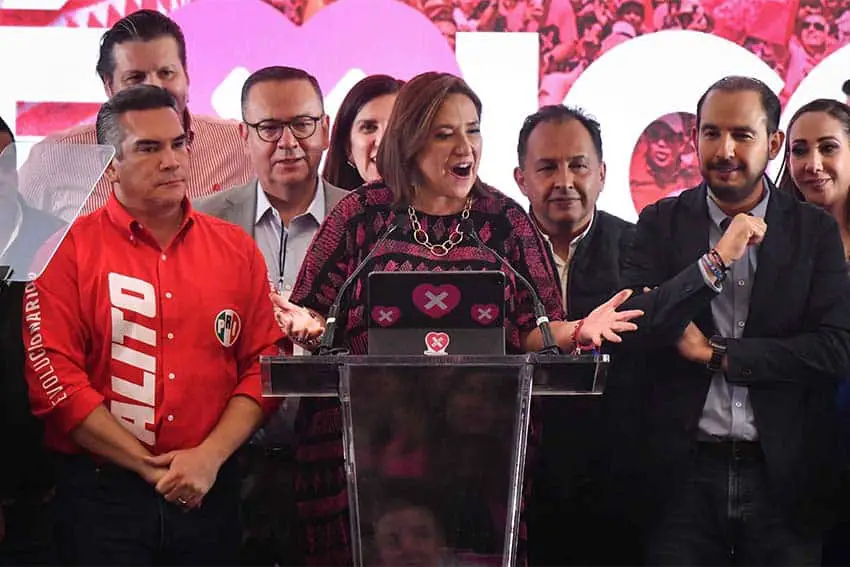 Xochitl Gálvez en un podio la noche de las elecciones, el 2 de junio de 2024, rodeada de su equipo electoral