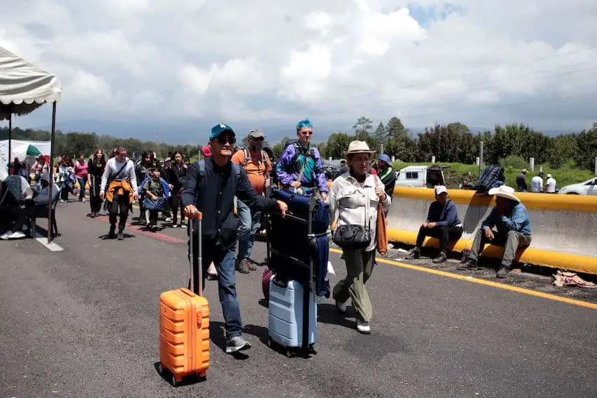 As it became evident the blockade would continue indefinitely, some passengers started walking toward the nearest exit. 