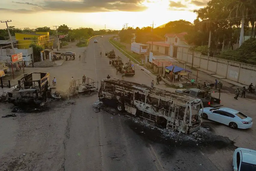 Los vehículos quemados fueron retirados y la carretera 15 al norte de Culiacán fue reabierta el jueves por la noche.