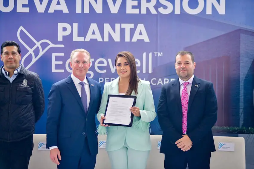 Aguascalientes Governor Tere Jiménez and Edgewell CEO Rod Little 