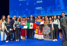 Shanni Valeria Mora, 16, and Rosa Mendoza Sosa, 17, accepting their prize at an event for the Stockholm Junior Water Prize in Sweden.