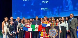 Shanni Valeria Mora, 16, and Rosa Mendoza Sosa, 17, accepting their prize at an event for the Stockholm Junior Water Prize in Sweden.