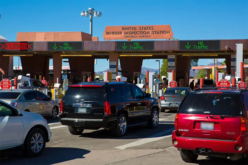 Autos esperando en el punto de entrada de Lukeville, Arizona.