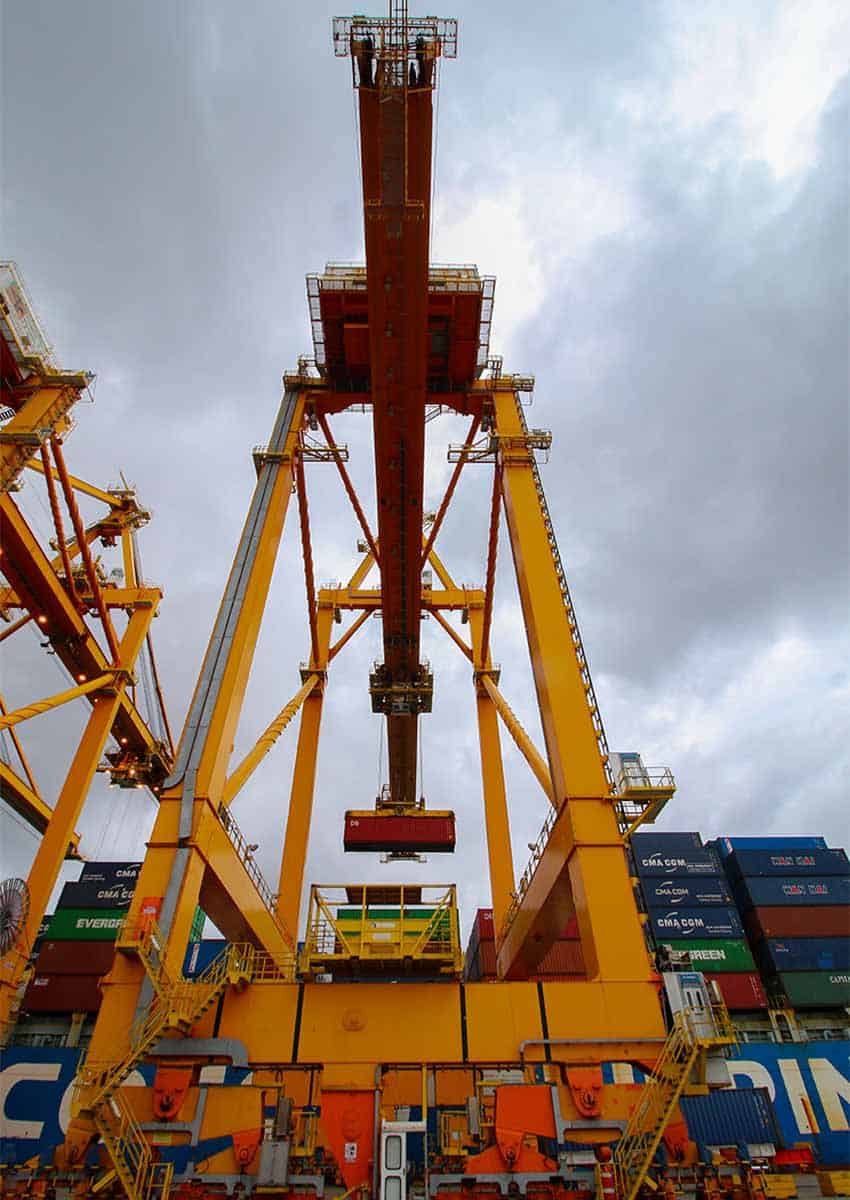 Una grúa pórtico de barco a tierra en el Puerto de Manzanillo