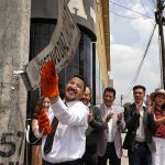 CDMX Mayor Martí Batres takes down a street sign with the name Gustavo Díaz Ordaz