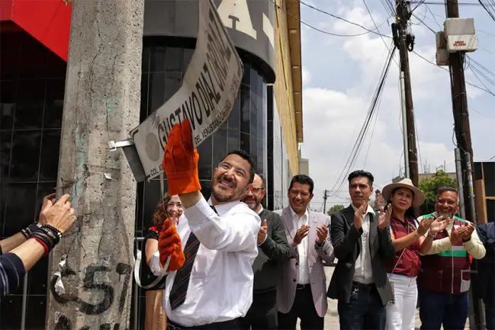 CDMX Mayor Martí Batres takes down a street sign with the name Gustavo Díaz Ordaz