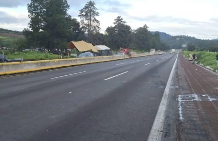 The Mexico-Puebla highway, without a car (or blockade) in sight.