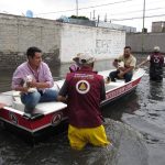 A boat rescues Chalco residents from flooding