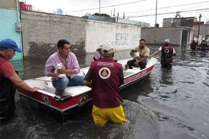 A boat rescues Chalco residents from flooding