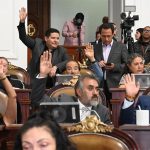 CDMX legislators raise their hands to vote on a rent control law