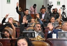 CDMX legislators raise their hands to vote on a rent control law