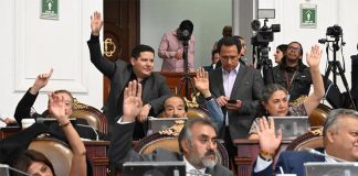 CDMX legislators raise their hands to vote on a rent control law