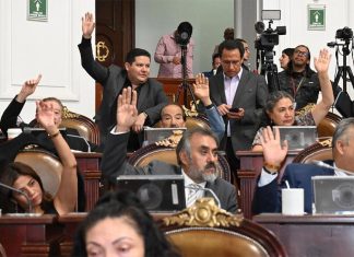 CDMX legislators raise their hands to vote on a rent control law