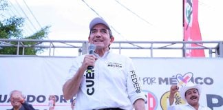 Héctor Melesio Cuén gives a speech on stage