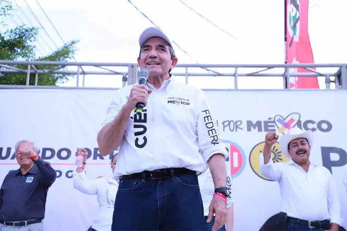 Héctor Melesio Cuén gives a speech on stage