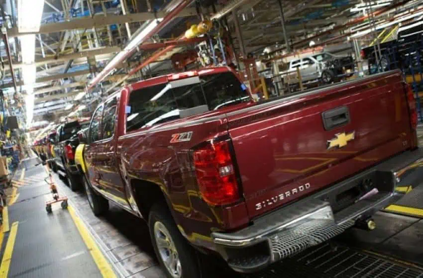 Una camioneta Chevy Silverado roja en una línea de producción dentro de una fábrica