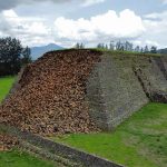 A pyramid that collapsed in Michoacán, on a cloudy day