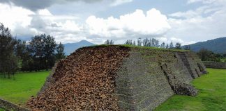 A pyramid that collapsed in Michoacán, on a cloudy day