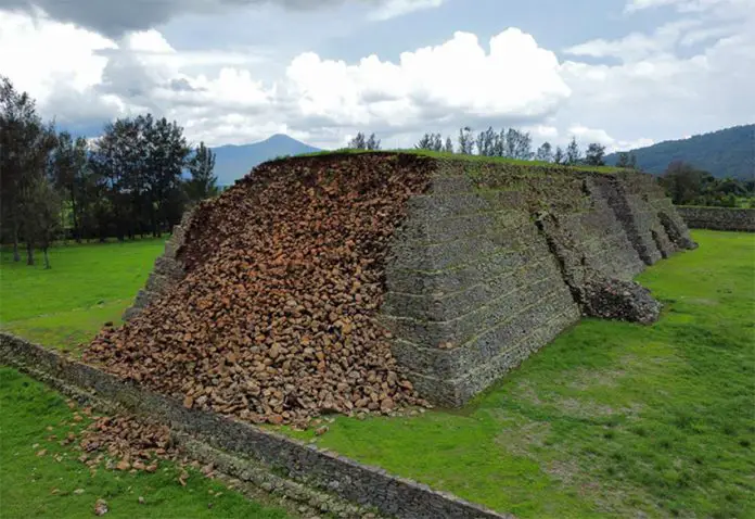 A pyramid that collapsed in Michoacán, on a cloudy day