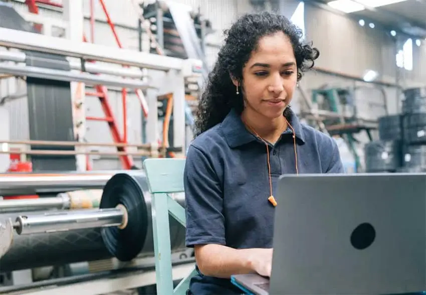 A Mexican woman works on a computer