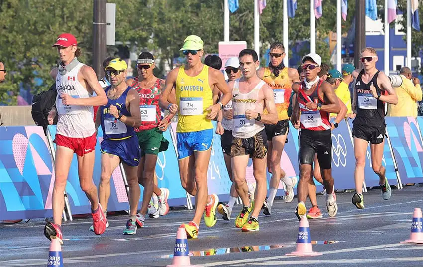 Un grupo de marchadores, entre ellos el atleta mexicano Noel Chama, en los Juegos Olímpicos de París 2024.