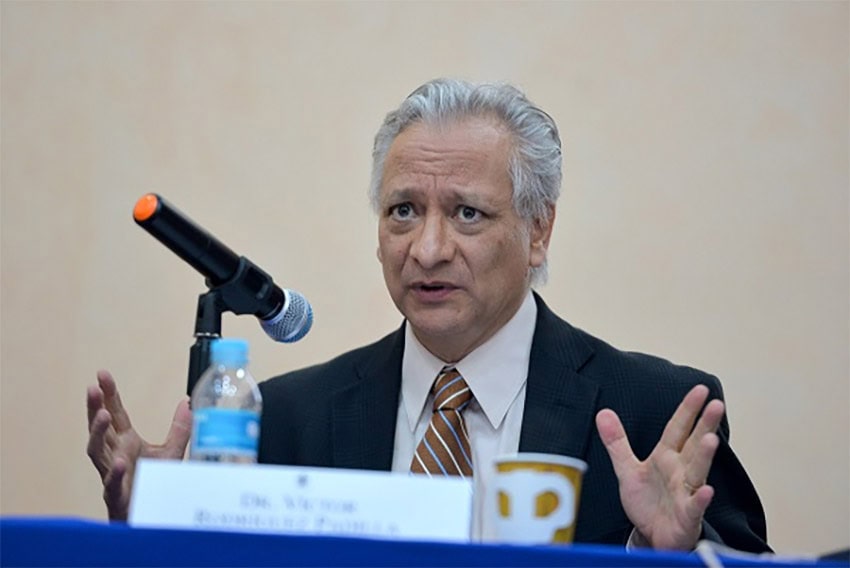 Future Pemex CEO Víctor Rodríguez gives a lecture.