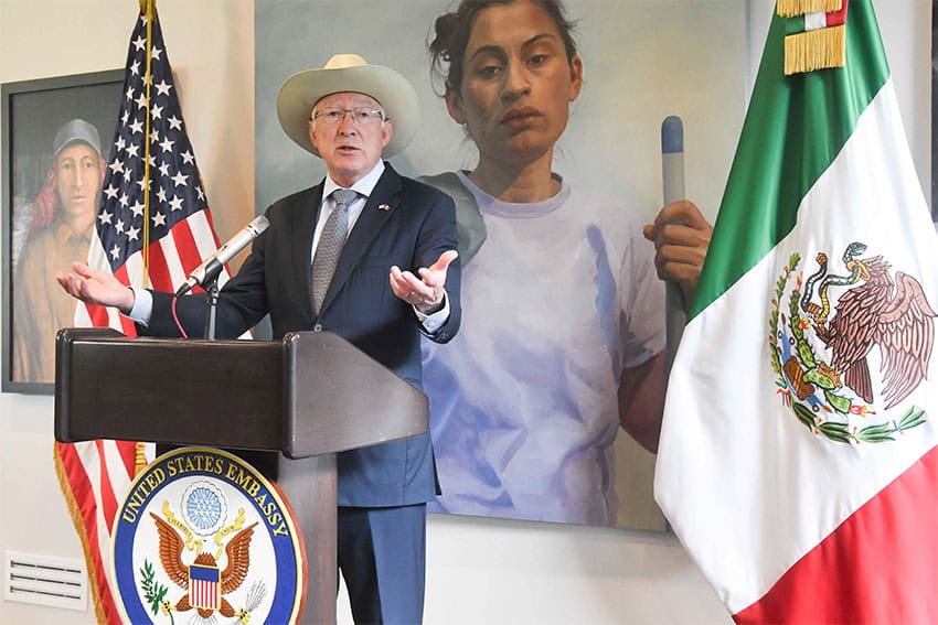 El embajador de Estados Unidos en México, Ken Salazar, habla en un podio