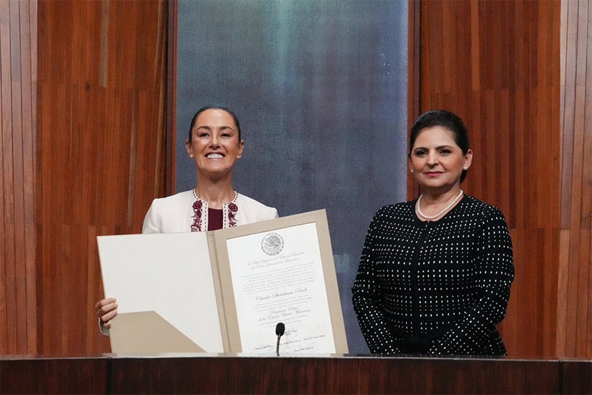 La presidenta electa Claudia Sheinbaum sonríe mientras sostiene el certificado oficial de su victoria electoral.