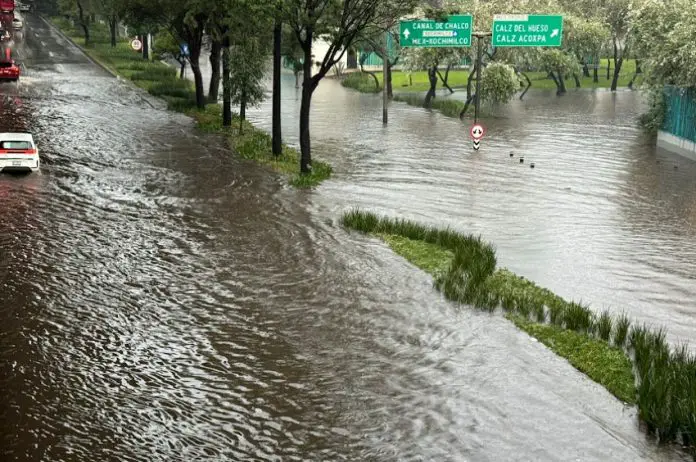 Seven boroughs of Mexico City got at least 30 mm of rain on Sunday, leading to severe flooding on several roadways.