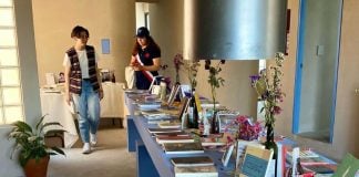 Two visitors at Punto y Coma Librería y Centro Cultural