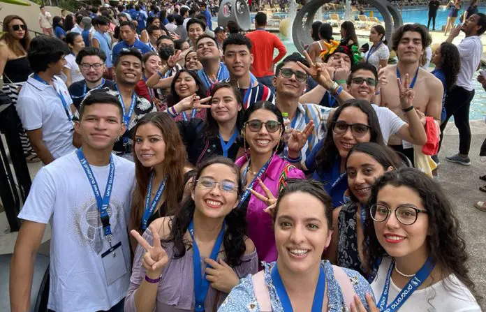 Large group of students take selfie at the 2023 Congress of the Dolphin Program.