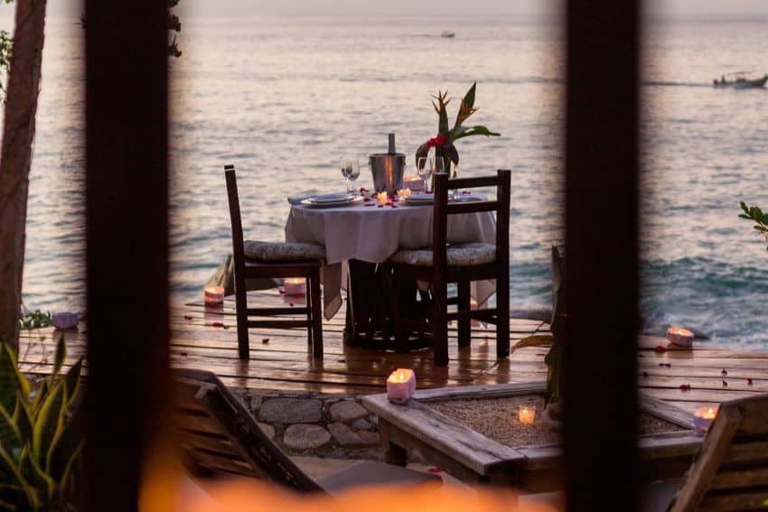 Una cena romántica frente al mar bajo las estrellas. Casitas Maraika, uno de los hoteles boutique más cool de Puerto Vallarta.