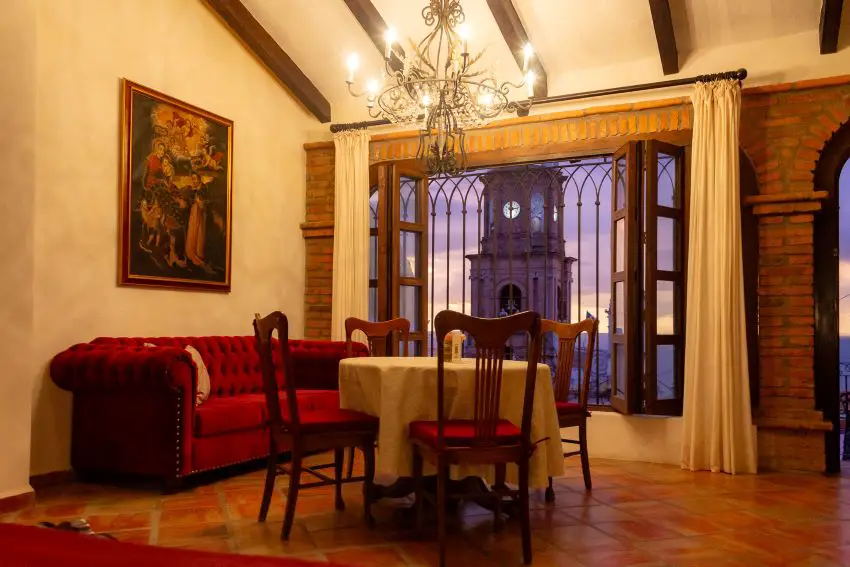 Escena de una habitación con vista a la iglesia principal de Puerto Vallarta.