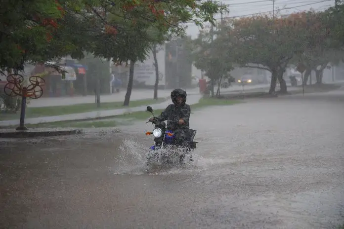 The first cold front of the season and a tropical wave will produce severe weather conditions across 29 of Mexico’s 32 states.