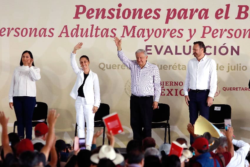 Claudia Sheinbaum, Andrés Manuel López Obrador y Mauricio Kuri en evento de pensión