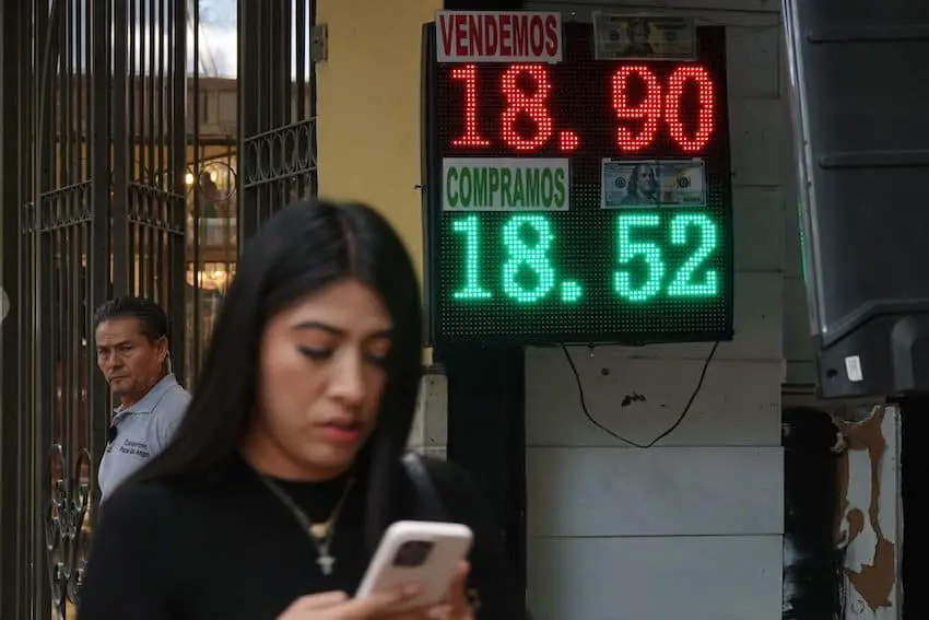 El peso se ha depreciado considerablemente frente al dólar estadounidense desde las elecciones del 2 de junio en México, aumentando el valor de las transferencias en dólares cuando se convierten a pesos. 