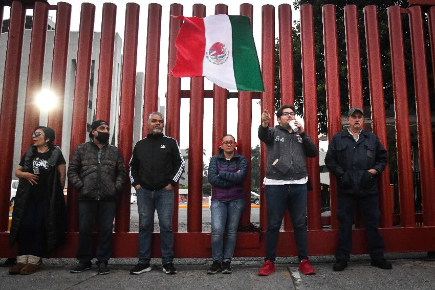 Chamber of Deputies blocked by court workers protesting reform