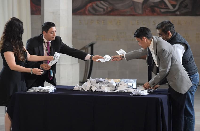 Court workers vote on a strike