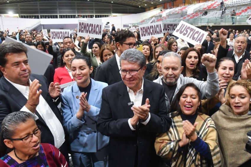 El diputado Ricardo Monreal se encuentra al frente de una multitud que celebra la aprobación del proyecto de reforma judicial en la Cámara de Diputados de México