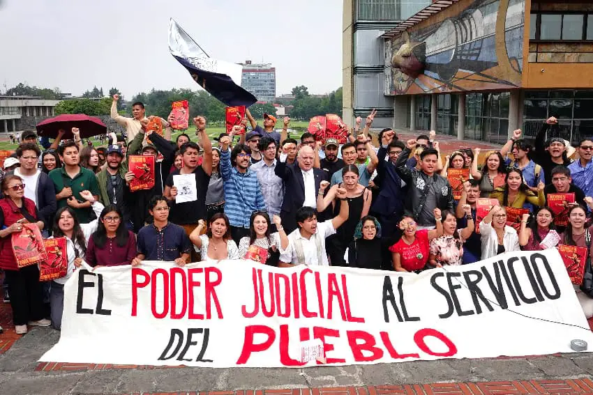 Studenten van UNAM protesteren in Mexico-Stad met een spandoek waarop staat "De rechterlijke macht kan de dienst van de pueblo zijn"