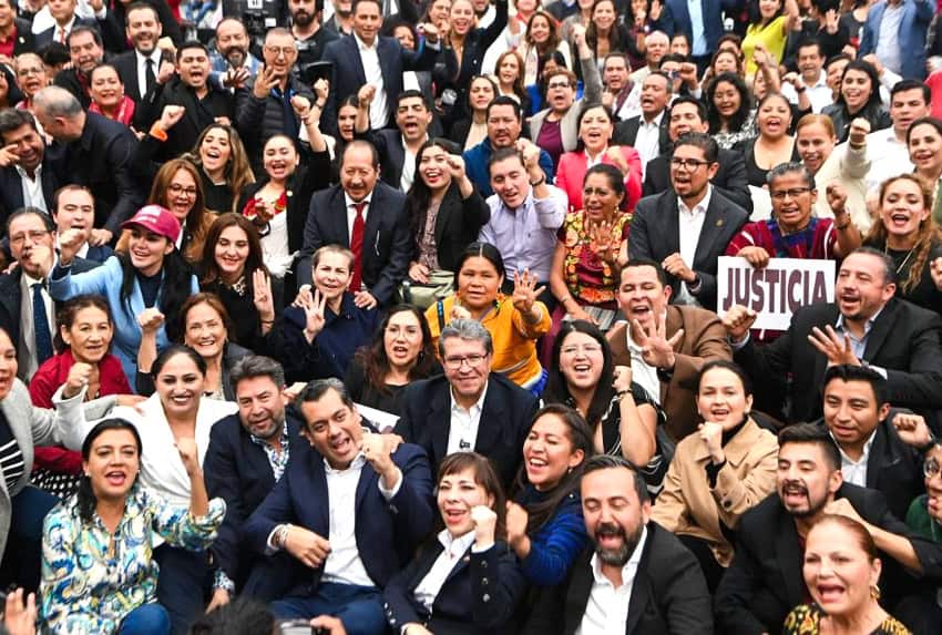 Diputados del partido Morena celebran