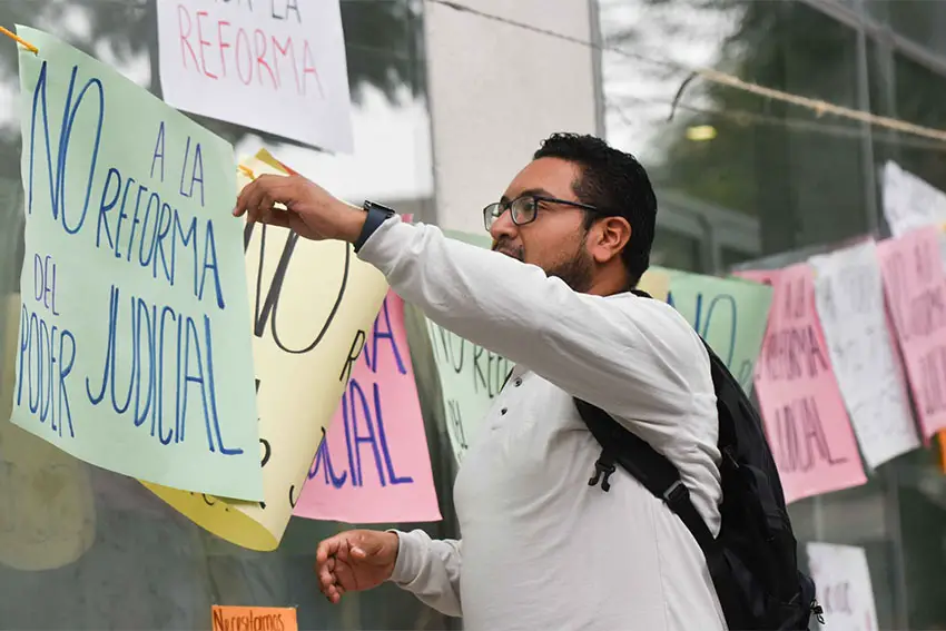 Court worker protesting judicial reform in Mexico City.